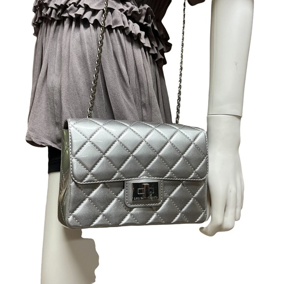 Design Inverso Silver Chain Crossbody Purse - Picture 2 of 15
